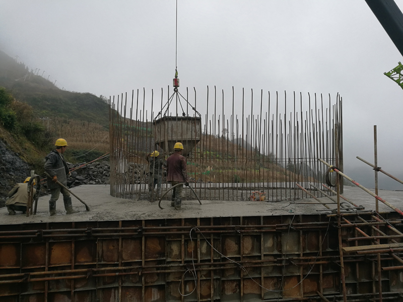 1540371277231080.jpg 寨頭2號(hào)雙線大橋4號(hào)承臺(tái)混凝土澆筑.jpg