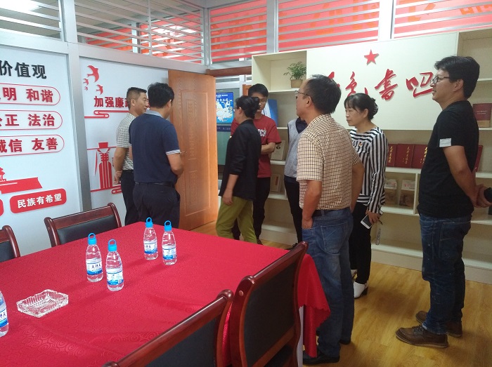 1564458617350407.jpg 參觀黨員活動(dòng)室.jpg