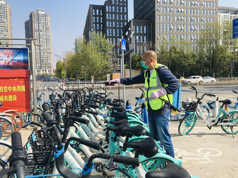 對(duì)共享單車進(jìn)行消毒.jpg