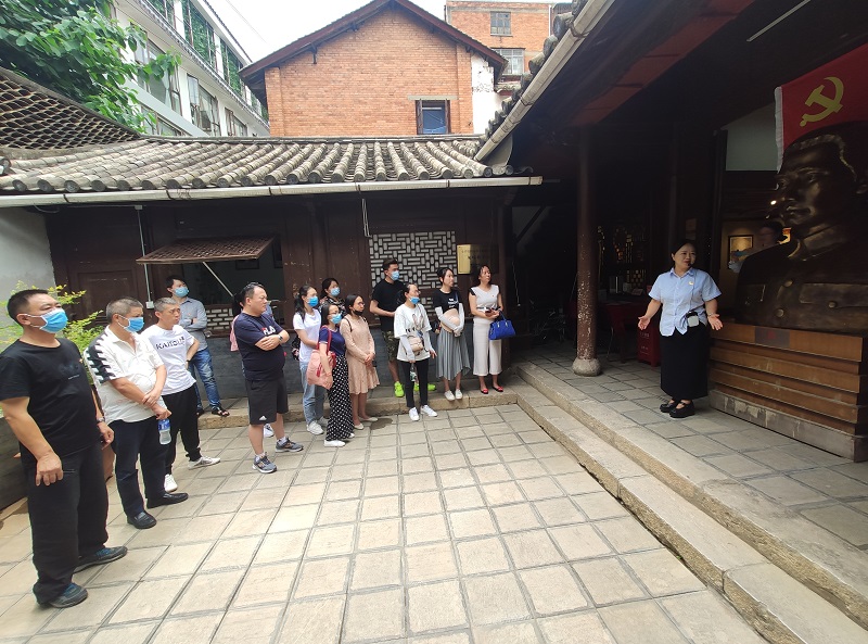 1592978844340015.jpg 認真聆聽講解.jpg