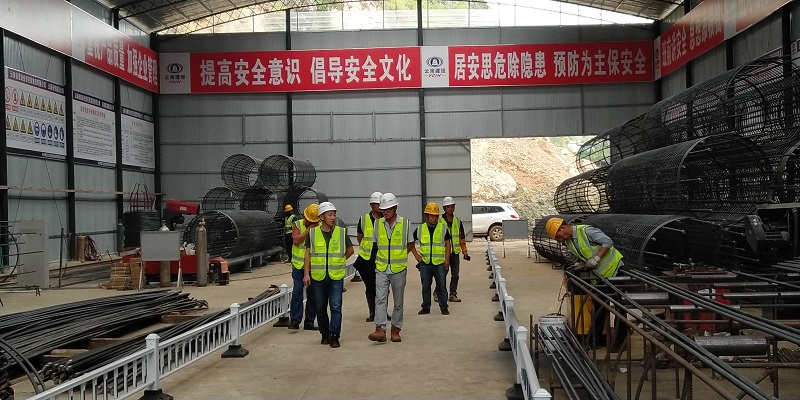 檢查平壩村2#特大橋連續(xù)梁段5#鋼筋加工棚標準化建設情況，并提出指導意見.jpg