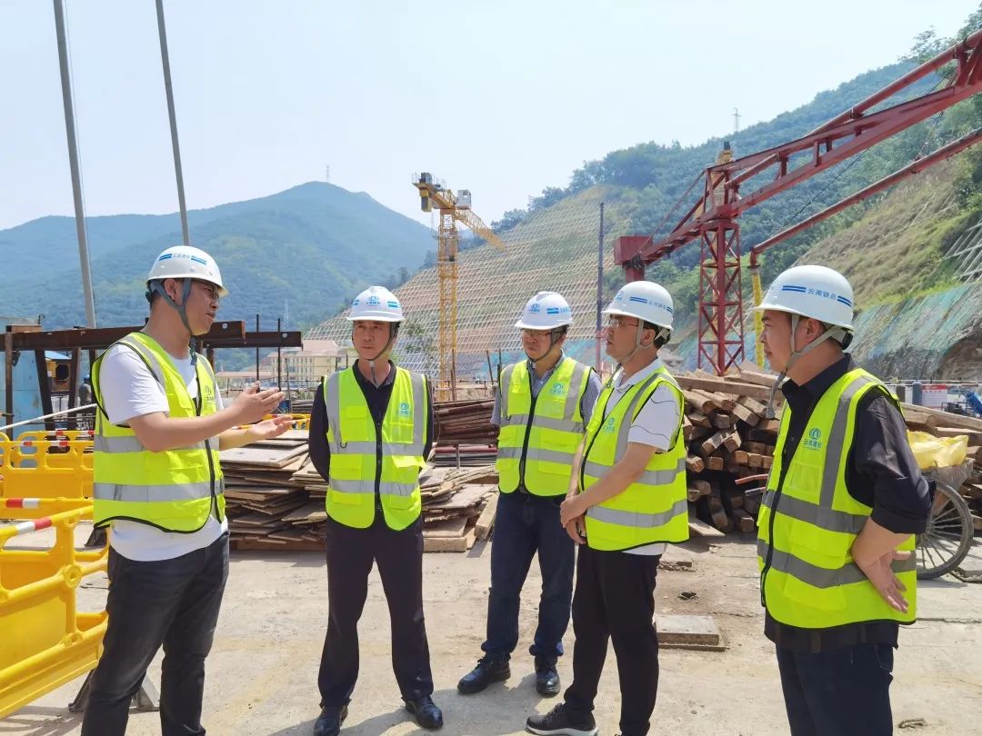 1651107524954004.jpg 2022-4-26-金光祥帶隊(duì)到景洪神秘谷瀾滄江特大橋項(xiàng)目開展安全生產(chǎn)檢查.jpg