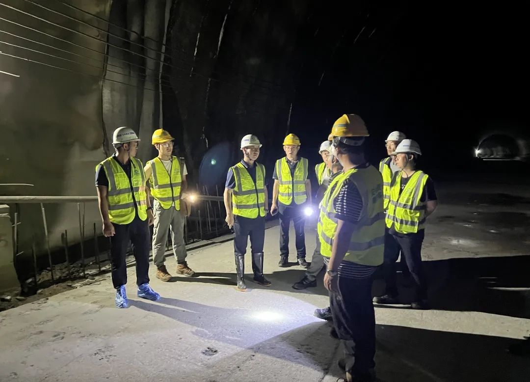 1660613439431458.jpg 金光祥帶隊到永勐項目開展安全綜合大檢查及“夏送清涼”慰問活動1.jpg