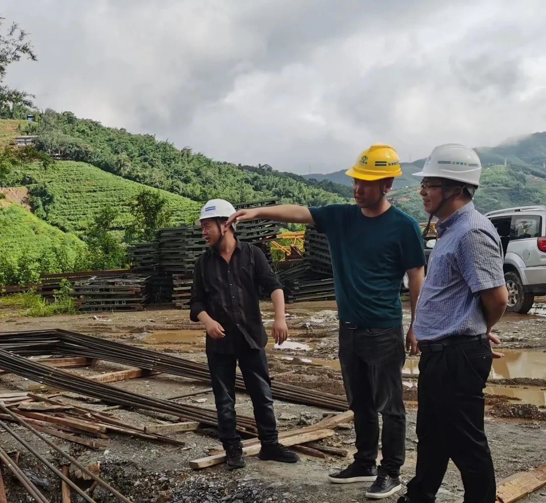 李元鴻到神秘谷瀾滄江大橋項(xiàng)目檢查指導(dǎo)1.jpg